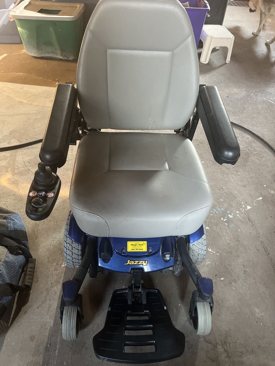 Jazzy Select 6 Electric Power Wheelchair - Pneumatic Drive, Captain's Seat, Footplate , Needs new batteries, Can buy on Amazon .