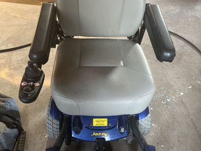 Jazzy Select 6 Electric Power Wheelchair - Pneumatic Drive, Captain's Seat, Footplate , Needs new batteries, Can buy on Amazon .