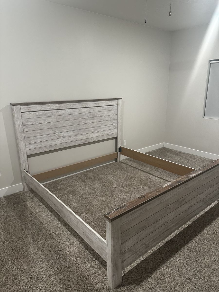 Willow town Ashley furniture queen bedroom set