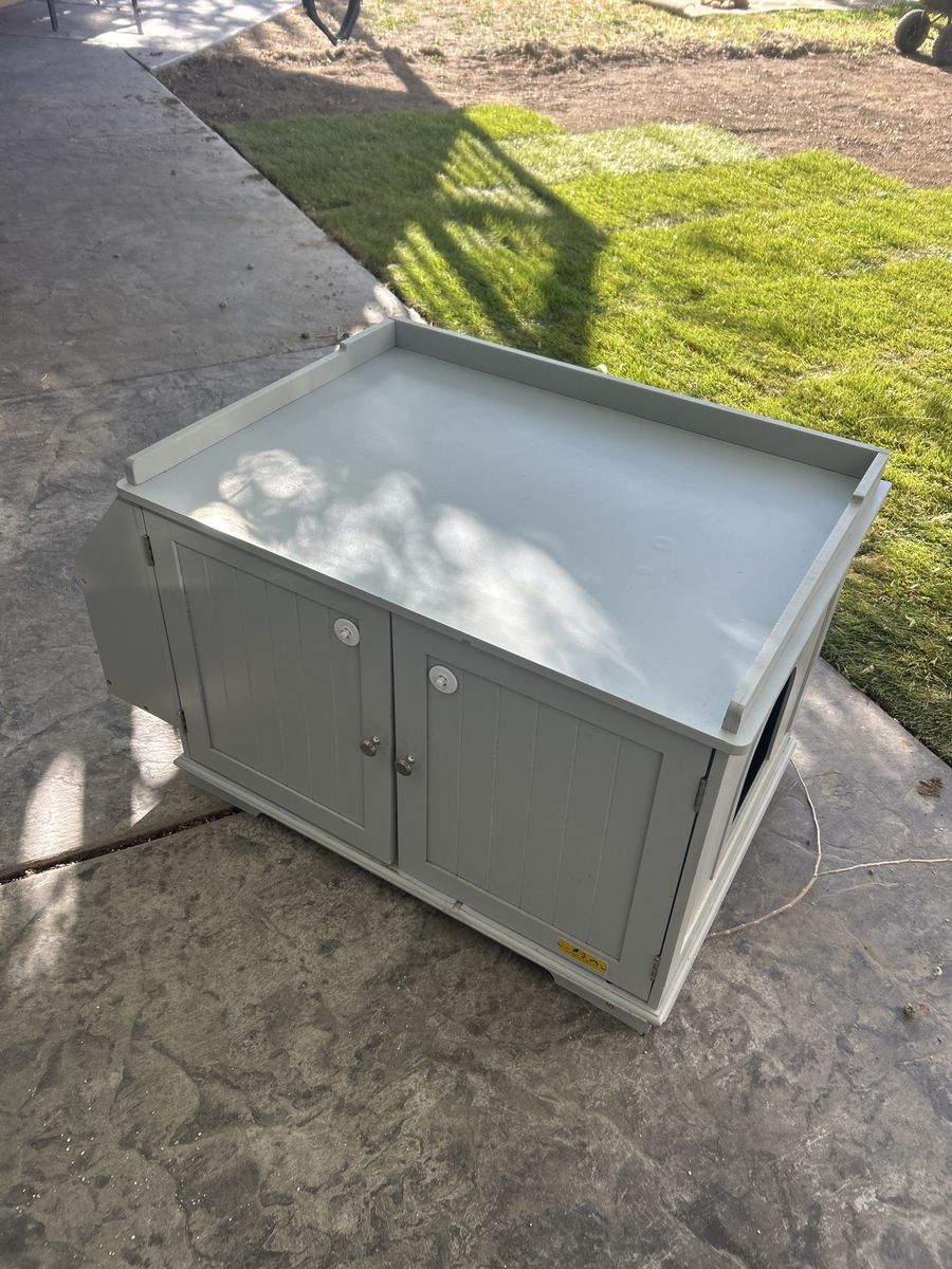 Litter box enclosure