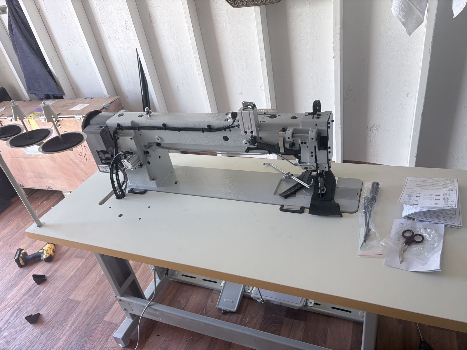 Sewing machine, heavy duty, double needle