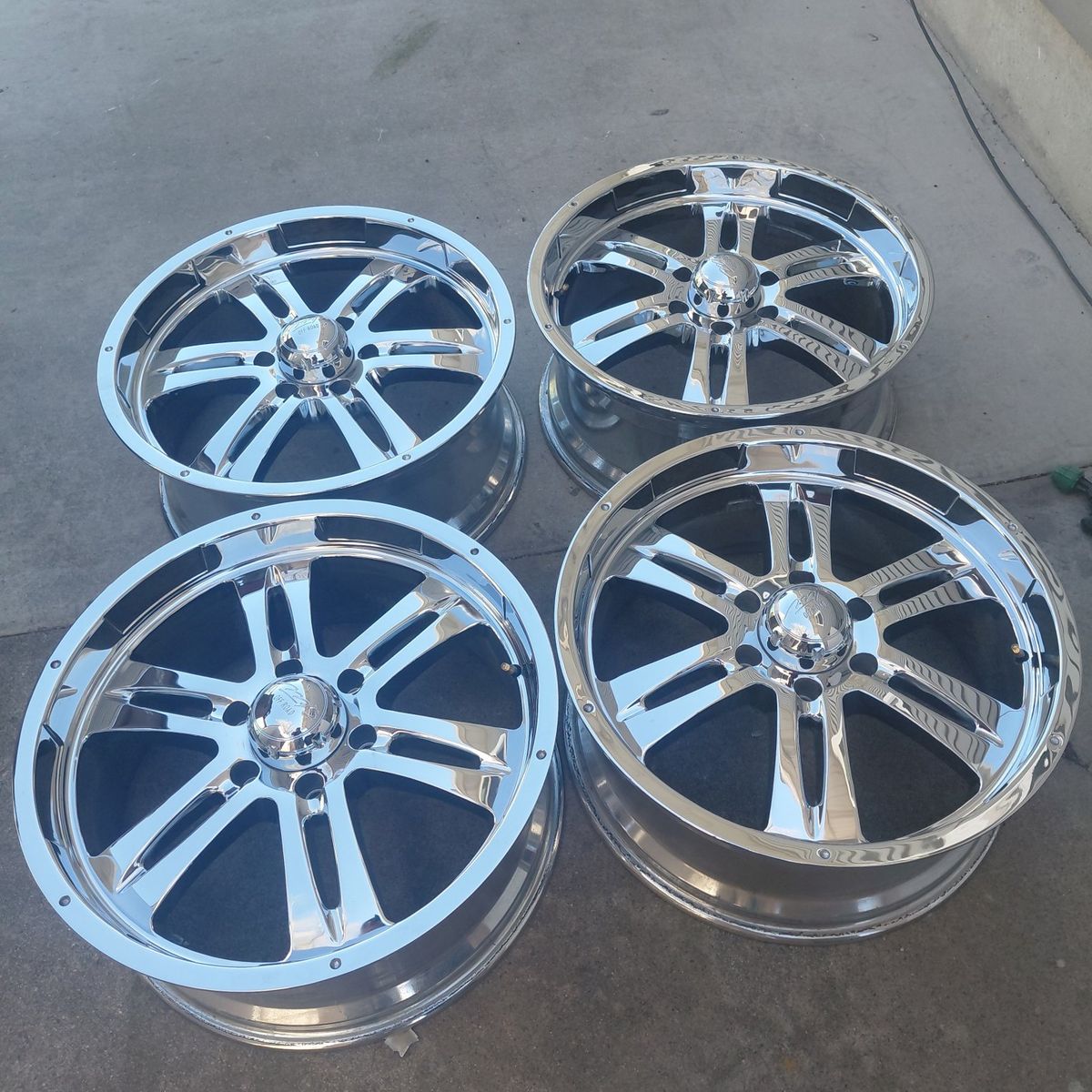 selling a set of 4 20" 6x5.5 chrome wheels