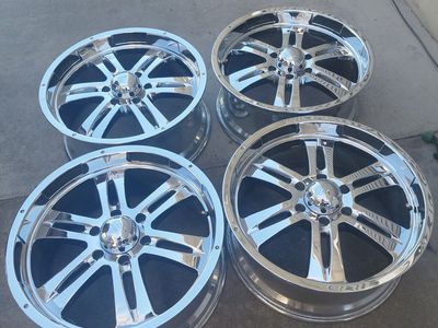 selling a set of 4 20" 6x5.5 chrome wheels