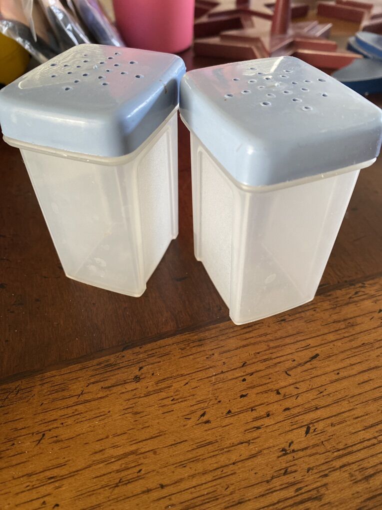 Sterilite Salt And Pepper Shakers