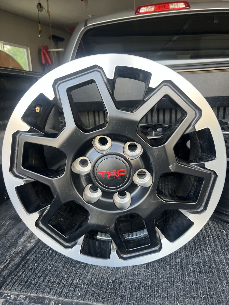 TRD Toyota Tacoma/forerunner rims, with lug nuts