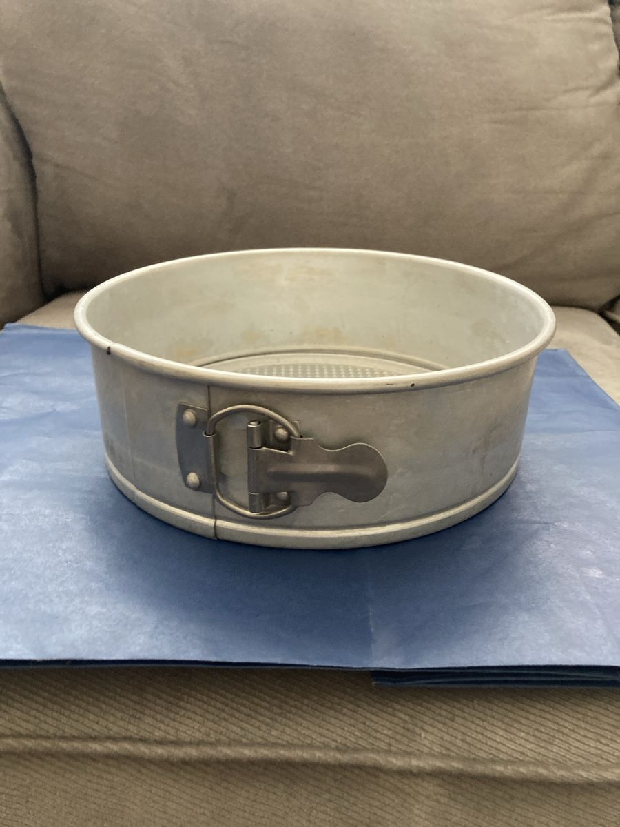 Wilton 9-inch round springform cake pan