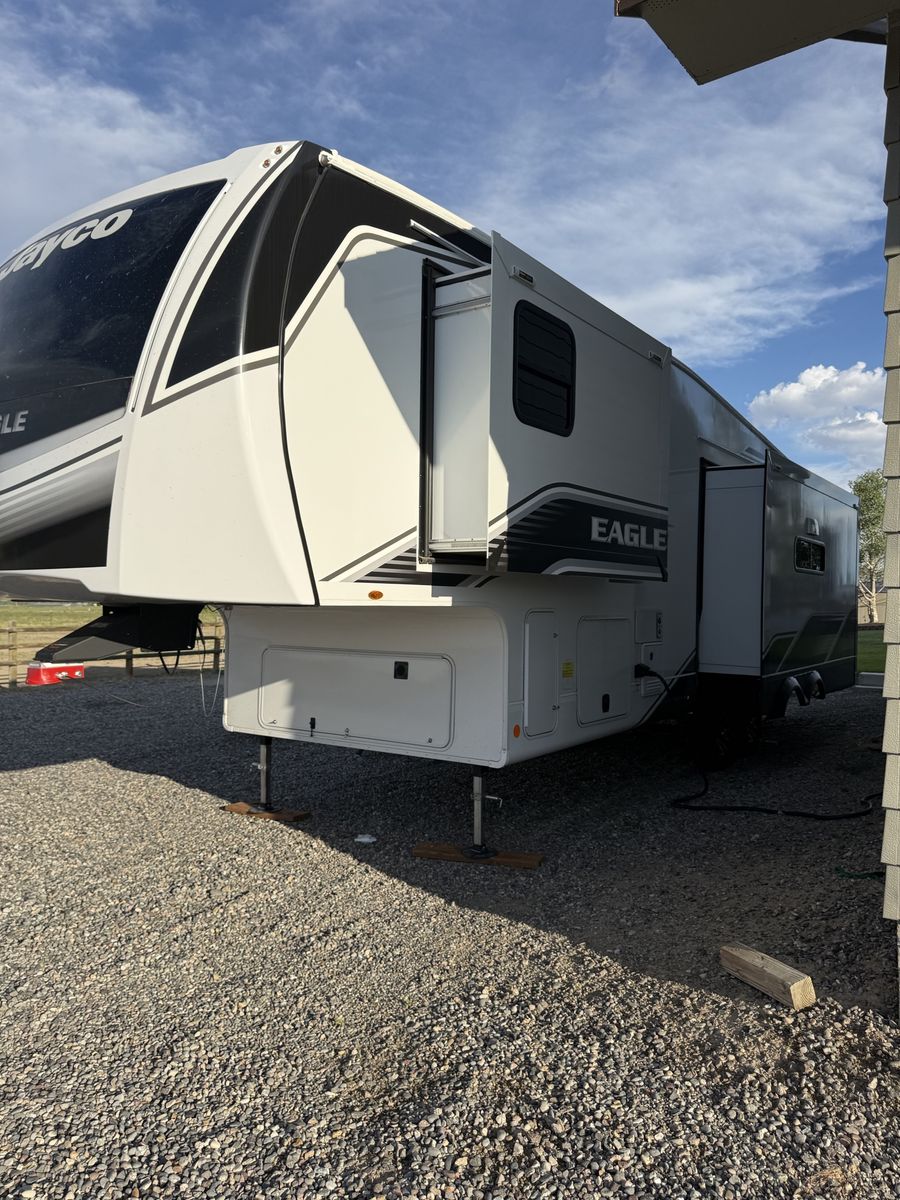 Jayco Eagle Fifth Wheel Travel Trailer - Spacious & Modern RV