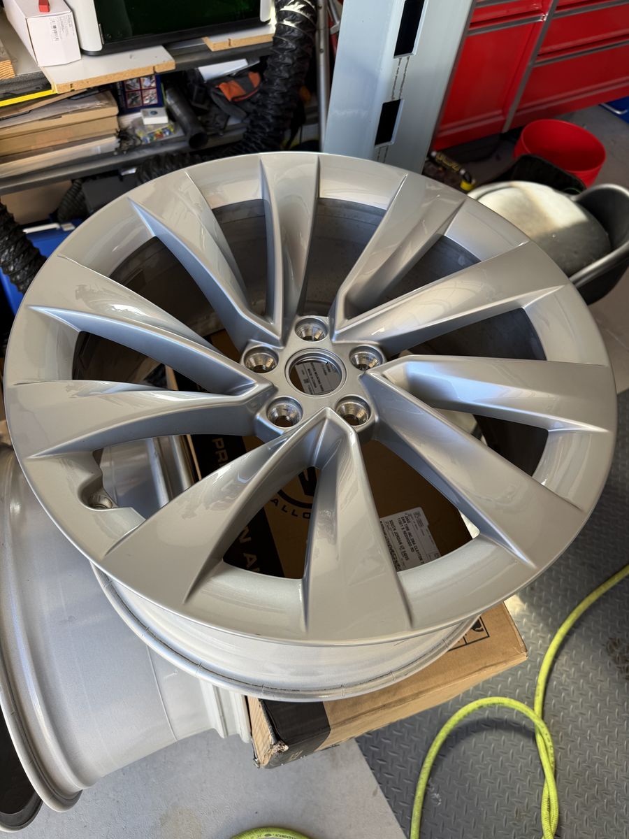 Set of (4) Tesla 20” Helen wheels off 2026 Model Y Juniper like new