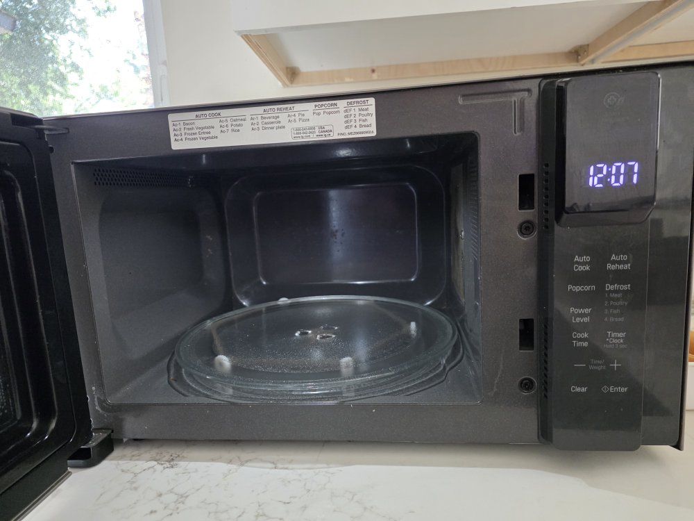 LG LMC0975ST 0.9 cu ft 1000W Countertop Microwave - Stainless Steel Smart Inverter