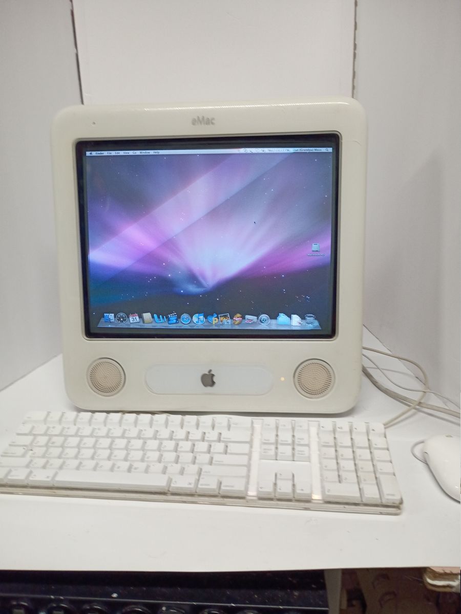 Vintage eMac Model A1002 Mac OS x 10.5.8 Processor 1.25 Ghz Memory 1Gb Power PC G4