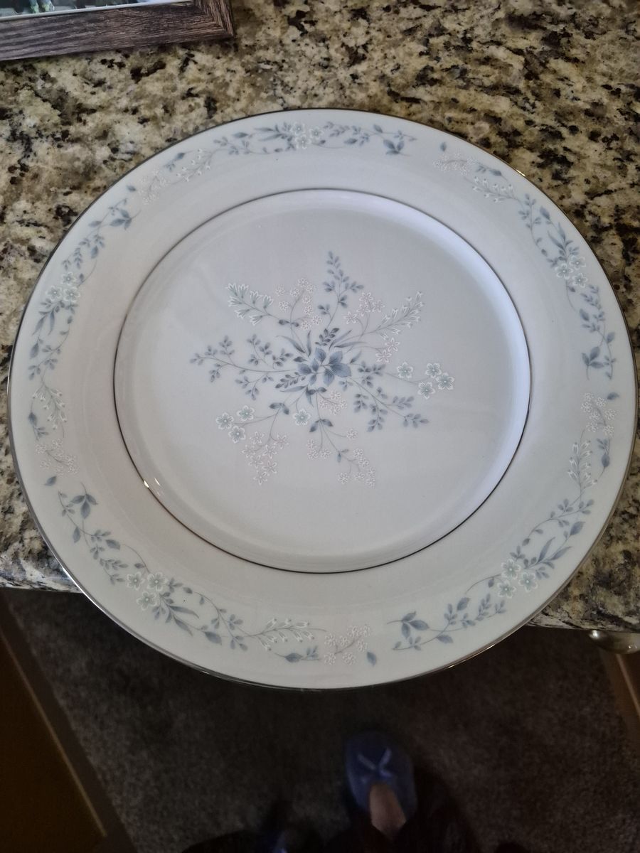 Noritake Contemporary 2693 Carolyn Dinnerware Set - White/Blue Floral with Platinum Trim -- Set of 4