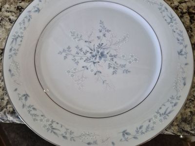Noritake Contemporary 2693 Carolyn Dinnerware Set - White/Blue Floral with Platinum Trim -- Set of 4