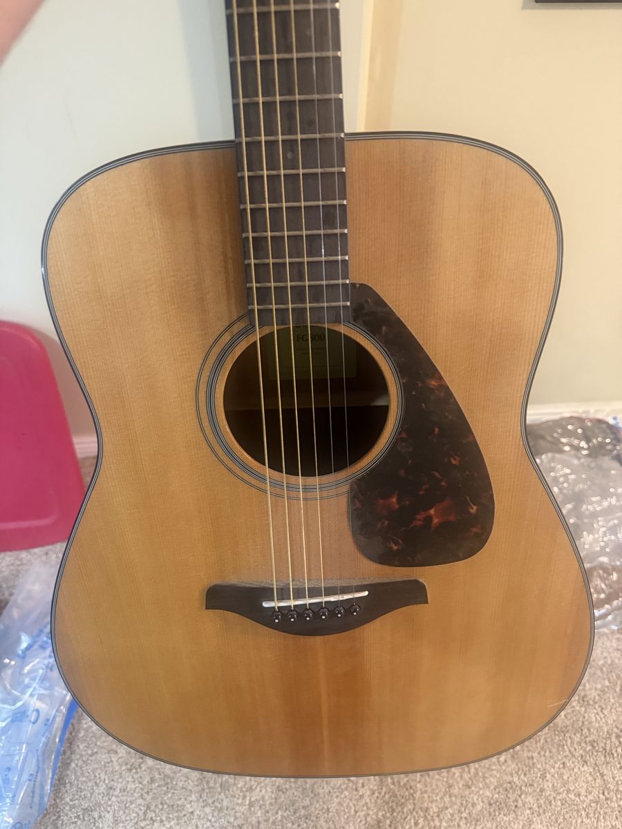 Yamaha FG800 Acoustic Guitar Natural Finish with Capo