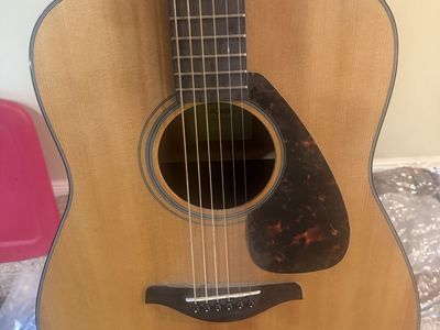 Yamaha FG800 Acoustic Guitar Natural Finish with Capo