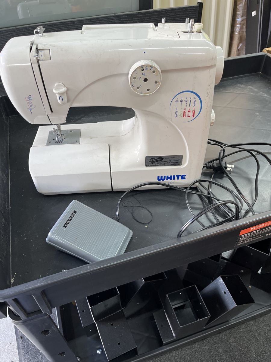 White 3032 Sewing Machine