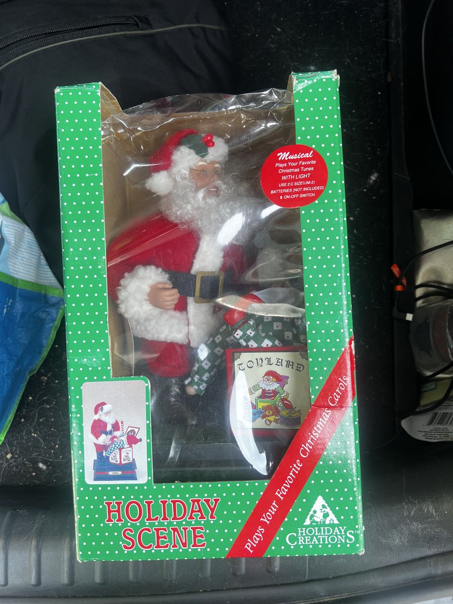 Holiday Creations Musical Santa Figure Christmas Scene Lights & Carols 1993 New in Box