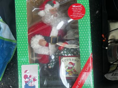 Holiday Creations Musical Santa Figure Christmas Scene Lights & Carols 1993 New in Box