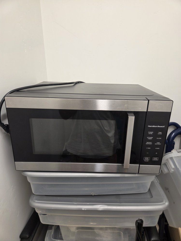 Hewlett-Packard 1500 watt Deluxe Microwave.