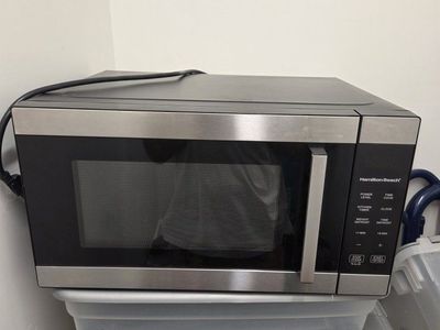 Hewlett-Packard 1500 watt Deluxe Microwave.