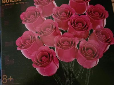 New in Box! Buildify 12 set -506 piece Red Roses