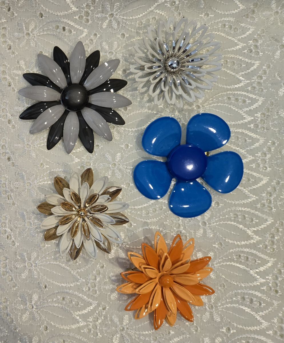 Lot of 5 Vintage Enamel Flower Brooches Large 2 Signed Sarah Coventry Pre-Loved