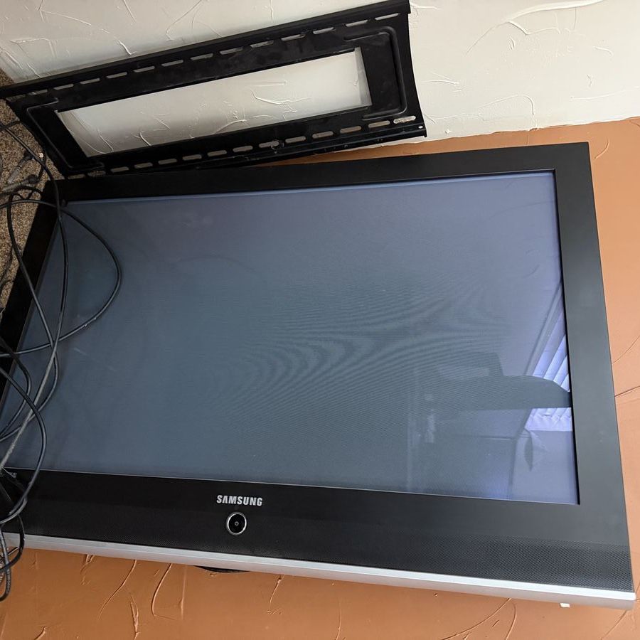 Samsung 32" CRT TV with Mounting Bracket & Remote