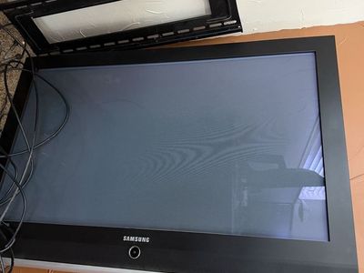 Samsung 32" CRT TV with Mounting Bracket & Remote
