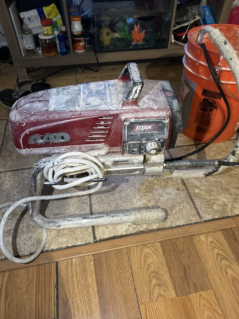 TITAN 440 Paint Sprayer