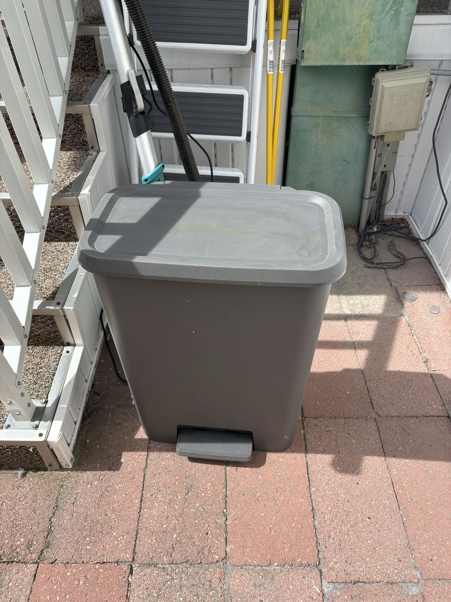 IKEA KNÖCKLA step trash can