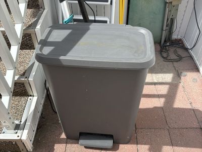 IKEA KNÖCKLA step trash can