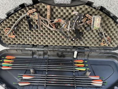 Lefthanded Hoyt UltraTech XT2000 bow w/all accessories shown in pics
