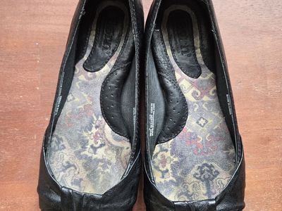 BORN black flats size 7