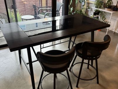 Dining table with 4 swivel stools