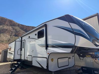 2022 35’ 5th Wheel Trailer LIKE NEW Crossroads Volante like showroom NEW!