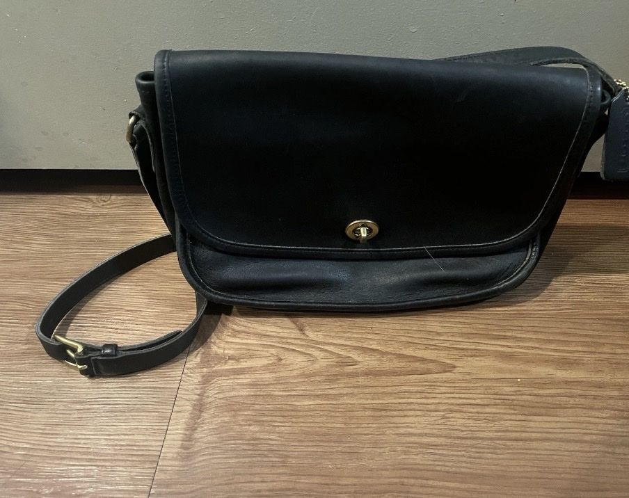 Vintage Coach Black Leather Crossbody Shoulder Bag with Brass Turnlock