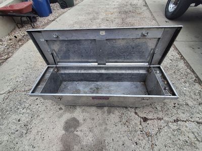 Mid size truck locking tool box
