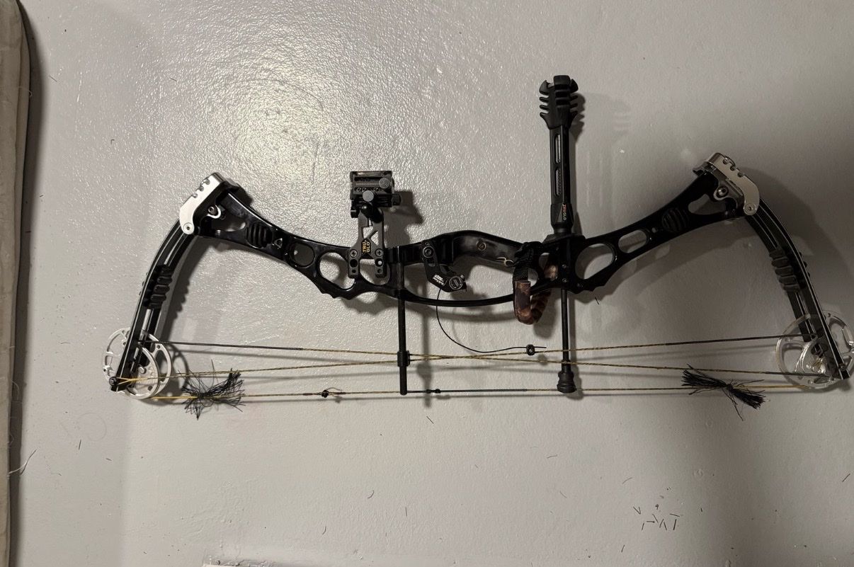 Hoyt XT 500 Pro Series Compound Bow with TruGlo Accessories