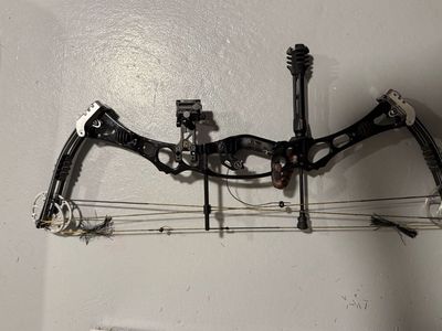 Hoyt XT 500 Pro Series Compound Bow with TruGlo Accessories