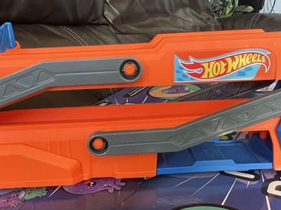 Hot Wheels hauler and race track