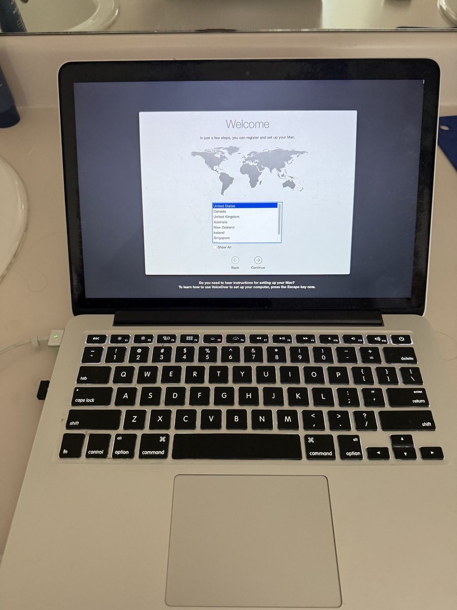 2015 Apple MacBook Pro 13" A1502 i5-5257 16GB RAM 128GB SSD w/ Wireless Mouse