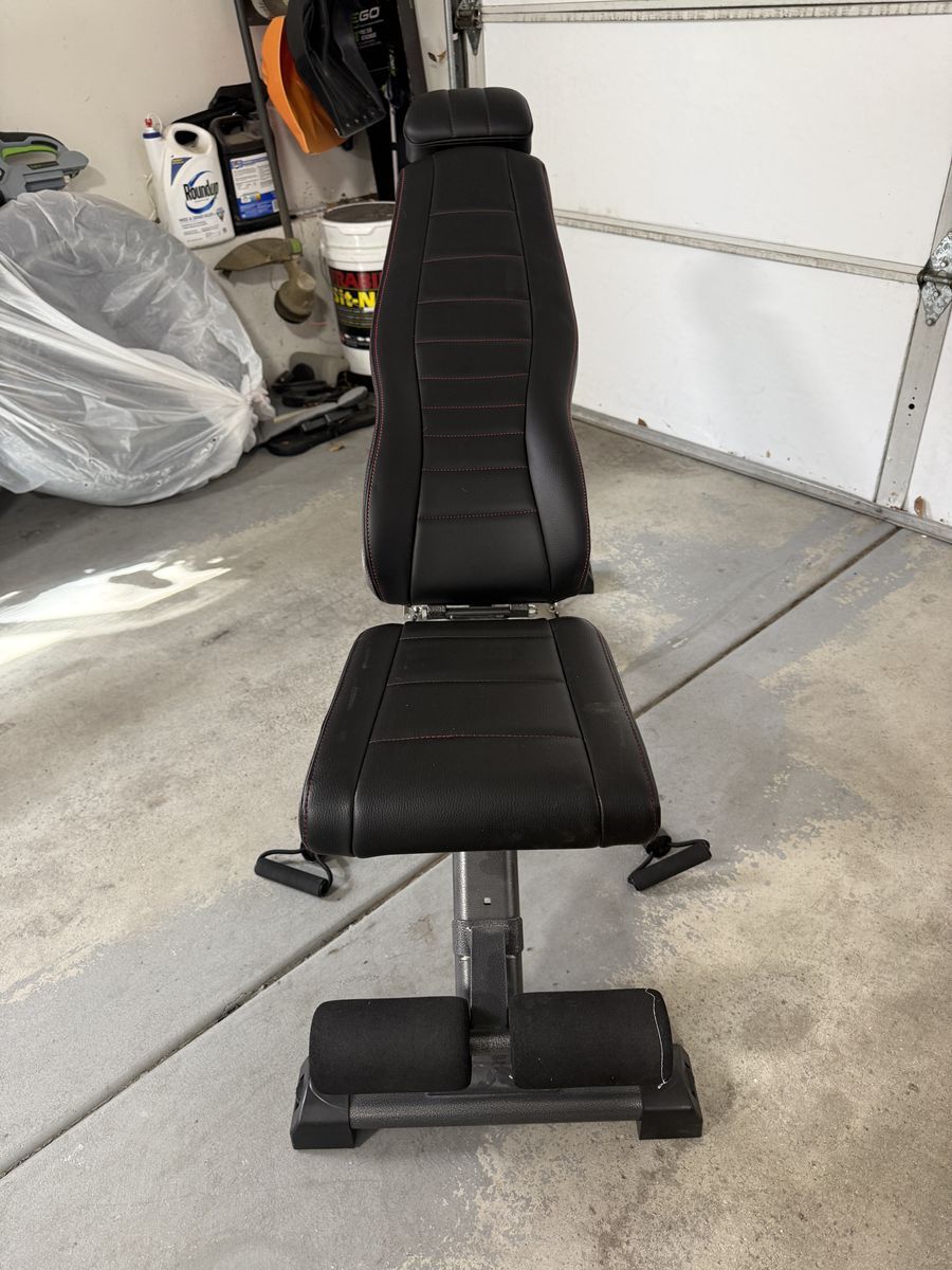 Adjustable weight bench with built-in resistance bands