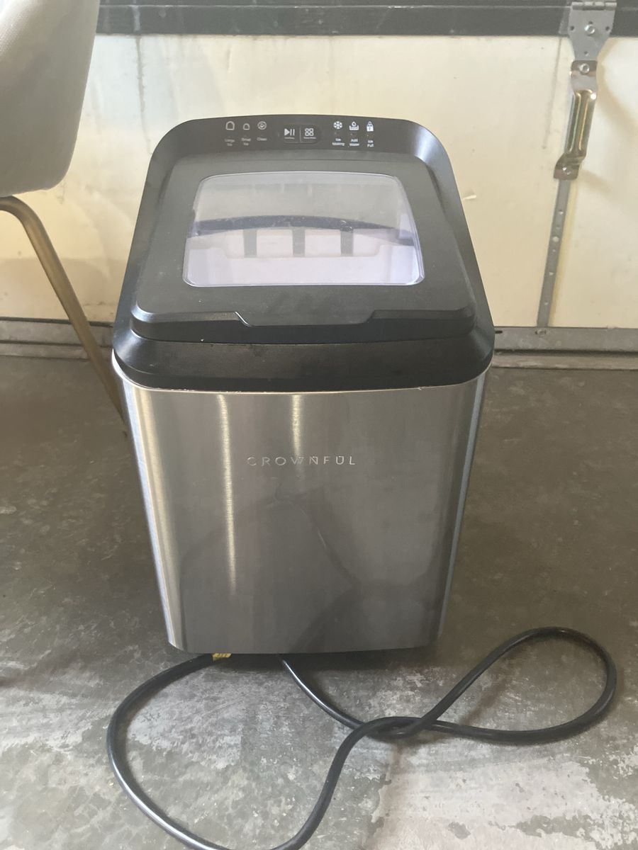 Crownful ice maker