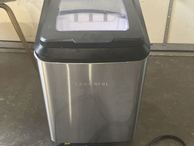 Crownful ice maker