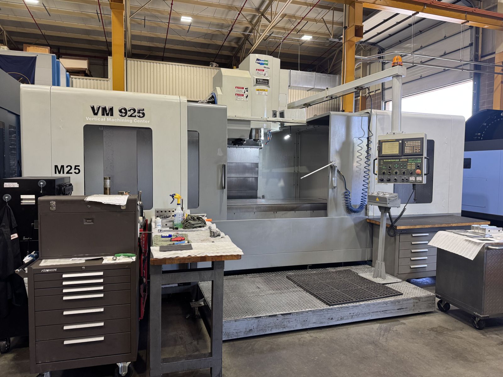 2005 DOOSAN VM925 CNC VERTICAL MACHINING CENTER