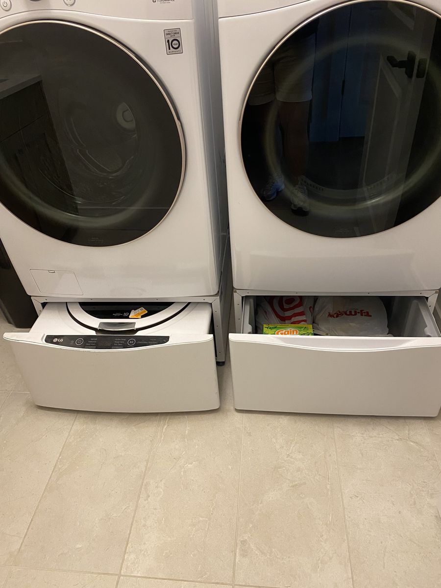 LG ThinQ White Washer/Dryer set with pedestals 4.5 cf Front load