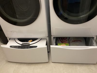 LG ThinQ White Washer/Dryer set with pedestals 4.5 cf Front load