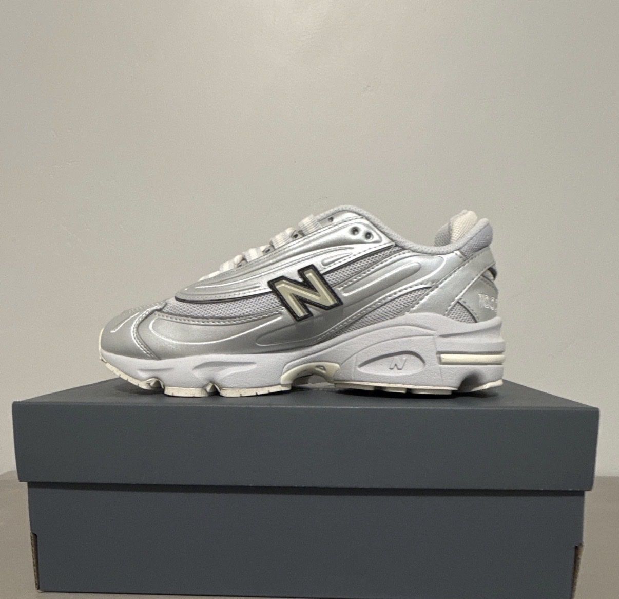 New Balance 1000 Men’s Low Top Lace-Up Sneakers Gray/Beige M1000FLV - Size 5