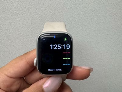 Apple Watch Series 9 GPS (2024) 41mm Silver Aluminum.