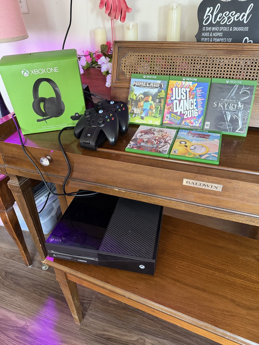 Xbox One 500gb, 2 controllers, charging doc, headset, and 5 games