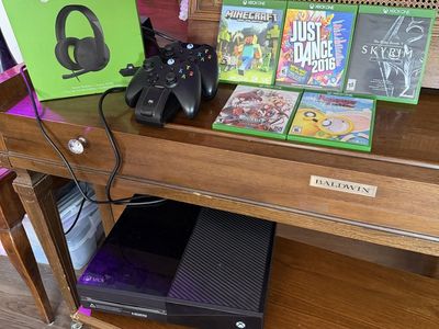 Xbox One 500gb, 2 controllers, charging doc, headset, and 5 games